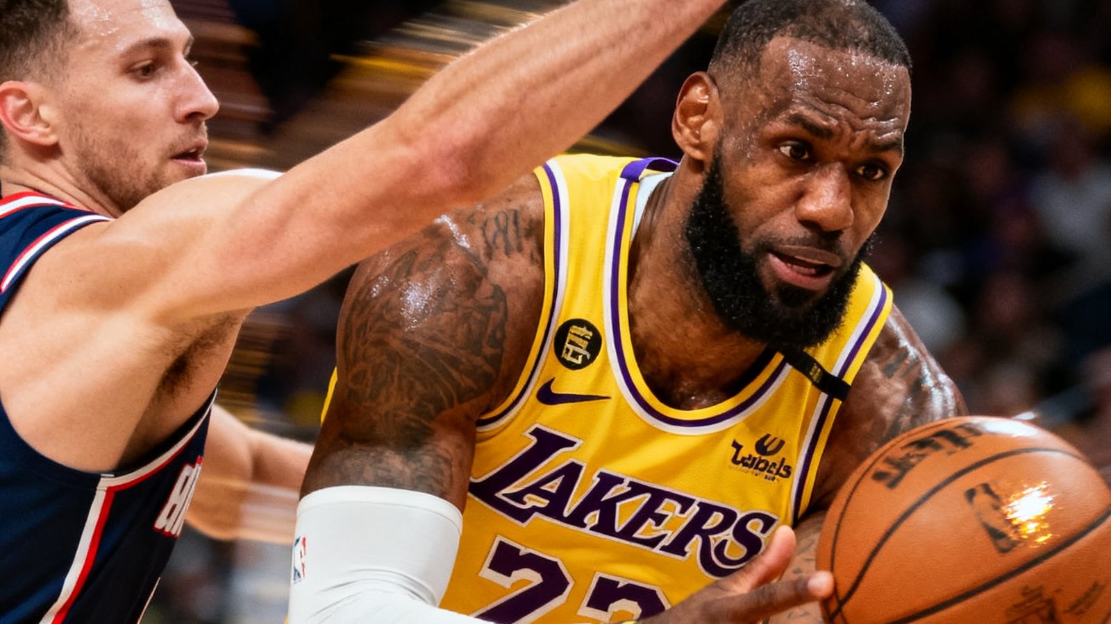 NBA赛场上湖人队詹姆斯突破上篮的特写画面，防守球员试图封盖，场面紧张刺激